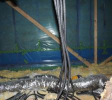 Moteur et conduit VMC et câbles électriques dans la partie combles aménageables