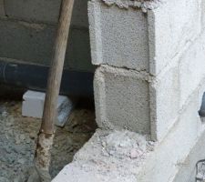 Passage d'un tuyau d'évacuation d'eau de pluie dans le garage