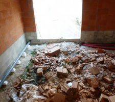 Passage d'un tuyau d'évacuation d'eau de pluie et des gaines dans le garage avant de couler la dalle