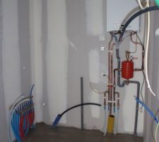 Je trouve que la chape n'est pas tr&egrave;s propre, notamment autour des tuyaux