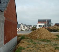 Toujours pas remblay&eacute;, et la terre est toujours stock&eacute;e sur le terrain &agrave; c&ocirc;t&eacute; ... heureusement que la mairie ne nous ennuie pas, mais j'ai signal&eacute; &agrave; GEB, et ils n'ont rien fait