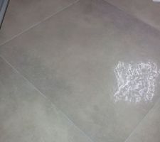 Carrelage principal séjour en brillant et mat pour porche. 60x60 profilés fins joints epoxy.
