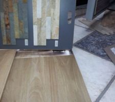 Carrelage effet parquet, en asociation avec le parement de droite prévu derrière le mur du double vasque, ainsi qu'en tablier de baignoire pour la salle de bain.