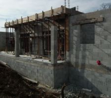 Préparation pour la coulage du plancher haut. Les étais soutiennent le futur balcon devant les chambres du premier.