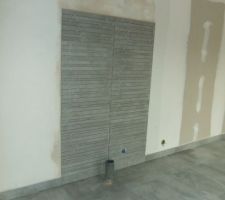 Carrelage mural derri&egrave;re le po&ecirc;le