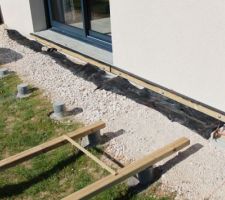 Terrasse en lames composites sur plots béton en cours