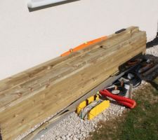 Terrasse en lames composites sur plots béton en cours