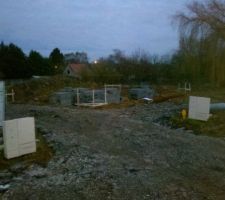 Arrivée des parpaings pour vide sanitaire