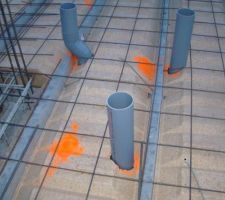 Au fond à gauche la ventilation.
Au fond à droite les WC (tombant pile sur une poutrelle pas de bol!!!)
Et à l'avant la douche (dont le bon emplacement est indiqué à gauche