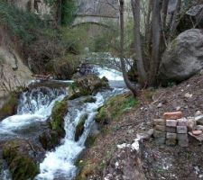 La rivière qui coule en contrebas de la maison