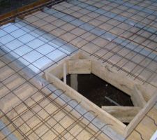Ferraillage de la dalle et de la trémie du garage. Les hourdis sont en polystyrène car plus large de 2cm (ce qui permet de bien avoir 50cm de large).