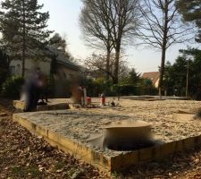 Vue de la dalle, pendant un carottage (les personnes et leurs affaires posées sont floutées)