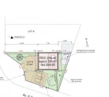 Implantation, stationnement et terrasse à revoir