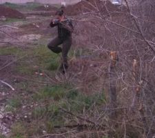 D&eacute;broussaillage du terrain &agrave; la scie &agrave; main