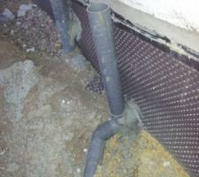1er plan: sortie des eaux usées vers le collecteur. Un regard avec tampon hydraulique doit être installé.