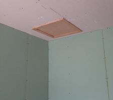 Trappe acc&egrave;s au combles perdus dans le garage.