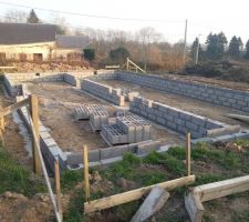 Debut de la lev&eacute;e des rangs de parpaing.