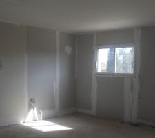 Une des 2 chambres de l'etage