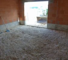 18 mars 2014: la dalle du garage est en cours: ils ont ramené un mélange composé de cailloux et un peu de sable...