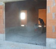 18 mars 2014: la dalle du garage est en cours: compactage de ce mélange de cailloux et des sable...