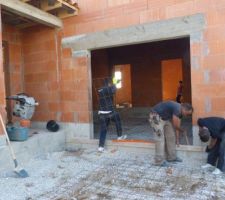 18 mars 2014: la dalle du garage est en cours: après le compactage, mise en place du grillage