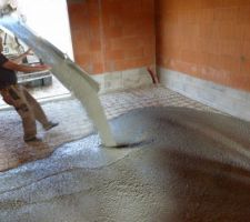 18 mars 2014: la dalle du garage est en cours: et ça coule!!