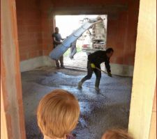 18 mars 2014: la dalle du garage est en cours: ça plaît aux enfants ;-)