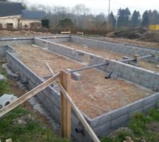 Les trois rangs de parpaings mont&eacute;s.