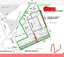 Plan de masse: noyez que le cheneau/ gouttiere principal est en limite separative. La descente arrivera coin sud vers stationnement vehicule de gauche. Je soihaite mettre une cuve souple de 4m3 sur Muret enterré face porte fenetre cuisine donnant sur parking plein sud. Toites suggestions bienvenues afin de creer une structure au dessus qui permette de faire terrasse et stationnement en meme temps. Le bois me semble peu solide pour cela.