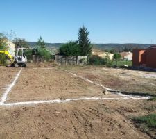 Ca y'est ouverture du chantier!!!Tracage de la maison au sol!
