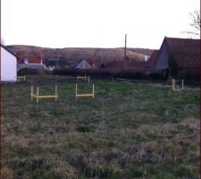 Suite de la pose des chaises sur le terrain