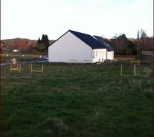 Suite de la pose des chaises sur le terrain