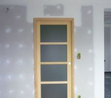Porte à galandage entre le hall et le salon/séjour