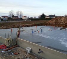 À gauche, garage
À droite, suite parentale et derrière cellier