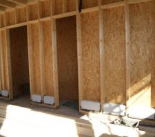 Base en béton cellulaire pour le futur mur de briques de terre crue