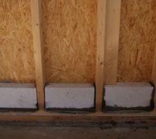 Base en béton cellulaire pour le futur mur de briques de terre crue