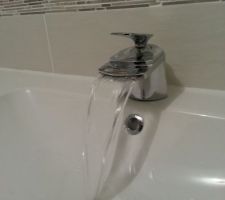 Pose de la robinetterie et alimentation d'eau du lavabo