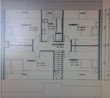 Étage se composant de 4 chambres avec placard intérégré et d'une salle de bain avec une baignoire, douche, lavabo et wc d'appoint