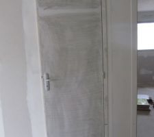 La plus touchées des porte là c'est même plus un dessin que l'humidité a tracé