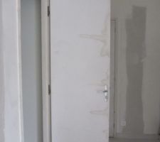 Qu'elle belle porte. L'humidité la décoré