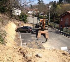 J'ai profité de la venu du terrassier pour faire le remblai pour lui donner le chantier du mur de gabion. Voila donc la grosseeee pelle qui arrive.