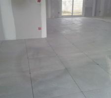 Pose du carrelage en cours... on ne voit pas tr&egrave;s bien...aspect b&eacute;ton brut; mais pour le moment, on ne regrette notre choix! c'est toujours un grand moment de stress de le voir pos&eacute;!!!