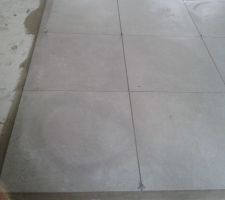 Pose du carrelage en cours... on ne voit pas tr&egrave;s bien...aspect b&eacute;ton brut; mais pour le moment, on ne regrette notre choix! c\'est toujours un grand moment de stress de le voir pos&eacute;!!!