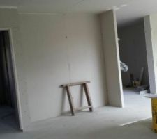 Photo prise de la cuisine, de gauche à droite: le cellier, l'entrée, le salon