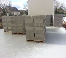 La chappe a été coulée...les parpaings livrés, maintenant montage des murs.