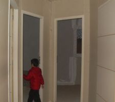 &eacute;tage :

&agrave; gauche les 2 chambres
&agrave; droite en haut le bureau et en bas la porte de salle de bain