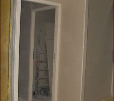 Le placard de l'entr&eacute;e &agrave; gauche
cellier/buanderie la ou se trouve l'escabeau