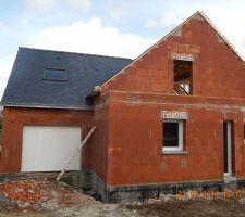 Côté est 
notre chambre, entrée et garage