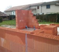 Angle toilettes, garage -enfin garage à vélo...qui deviendra une pièce supplémentaire dans quelques temps - et ce fameux mur monté dont il manque une ouverture pour les toilettes...à suivre ! prise de vue niveau cellier