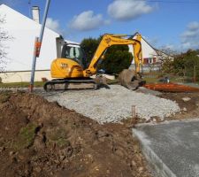 Vue du tractopelle et on aper&ccedil;oit au fond, la chape coul&eacute;e pour l'abris de jardin